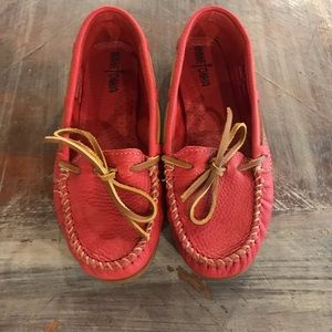 MINNETONKA LEATHER SLIPPERS